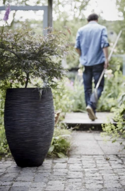 Capi Bloempot Hoog Nature Elegant Deluxe Rib NL - D56 X H84cm - Zwart 7 Capi Bloempot Hoog Nature Elegant Deluxe Rib NL - D56 X H84cm - Zwart -Woondecoratie Winkel vaas elegant deluxe rib nl 56x84 zwart bloempot 3 4