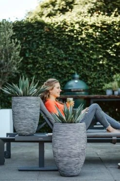 Capi Bloempot Nature Elegant Rib NL - D34 X H46cm - Antraciet 7 Capi Bloempot Nature Elegant Rib NL - D34 X H46cm - Antraciet -Woondecoratie Winkel vaas elegant laag rib nl 36x47 antraciet bloempot 7 8