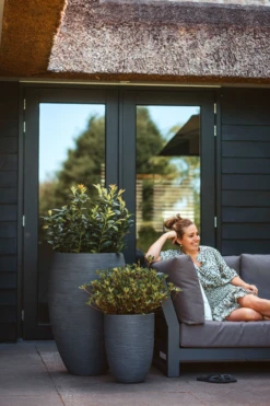 Capi Bloempot Nature Elegant Rib NL - D34 X H46cm - Donkergrijs -Woondecoratie Winkel vaas elegant laag rib nl donkergrijs bloempot 3 4